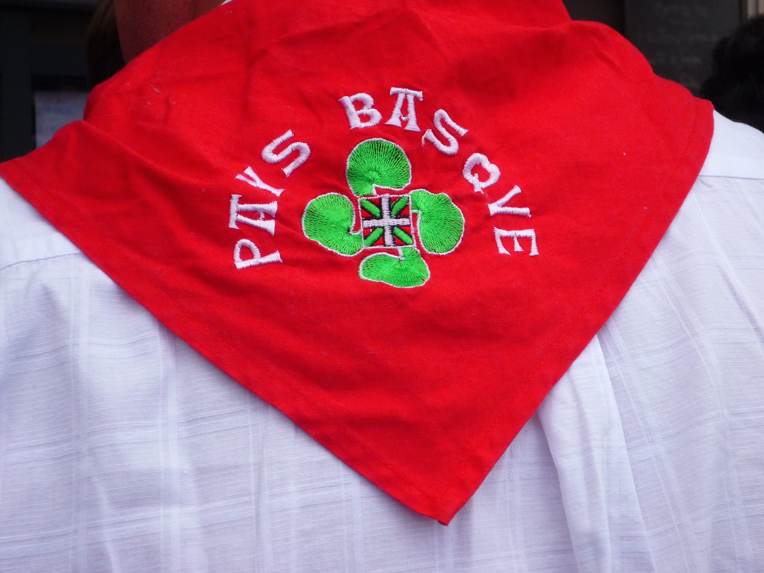 Foulard de fête au Pays Basque